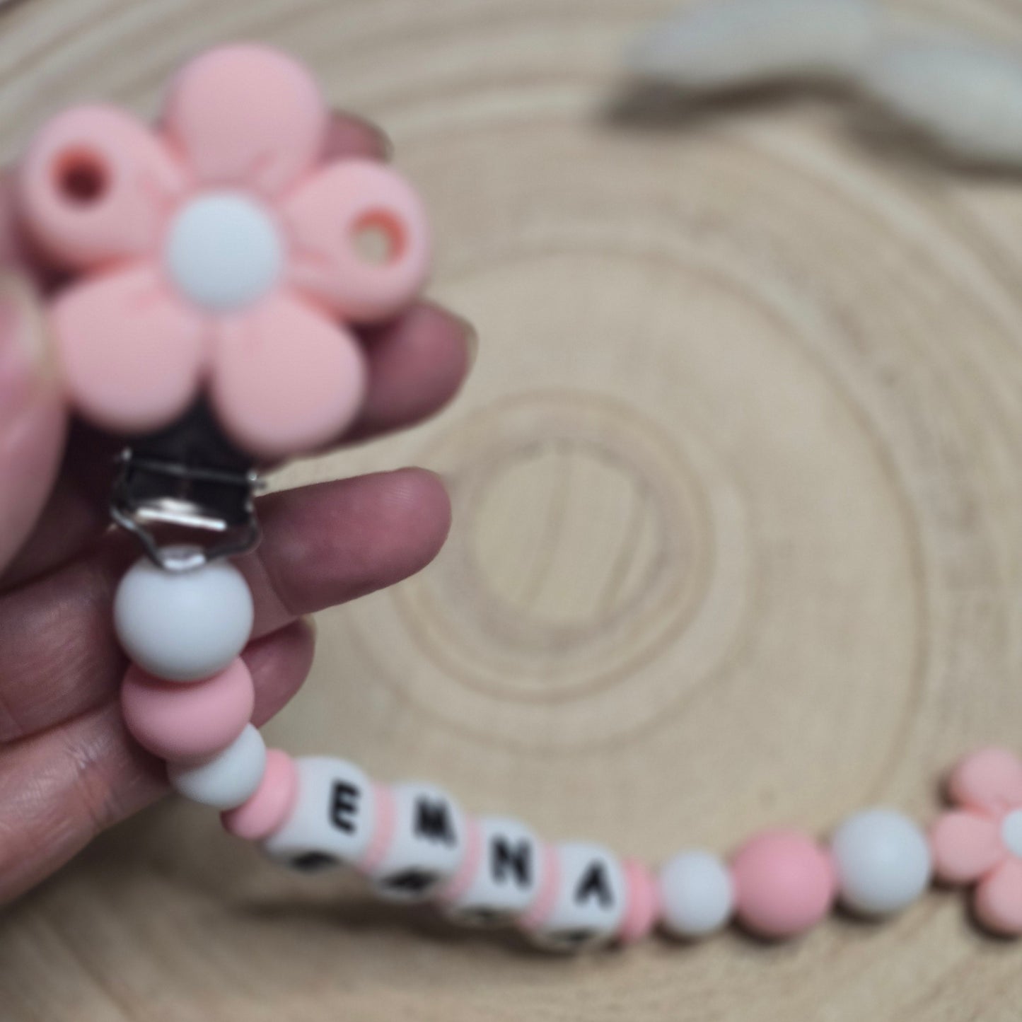 Attache-tétine personnalisée Modèle Emna fleur de printemps