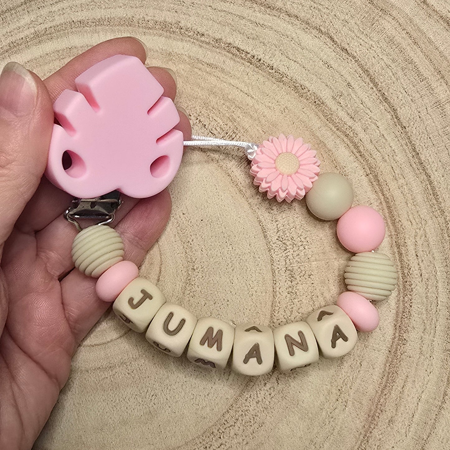 Attache-tétine personnalisée Modèle Jumana monstera rose