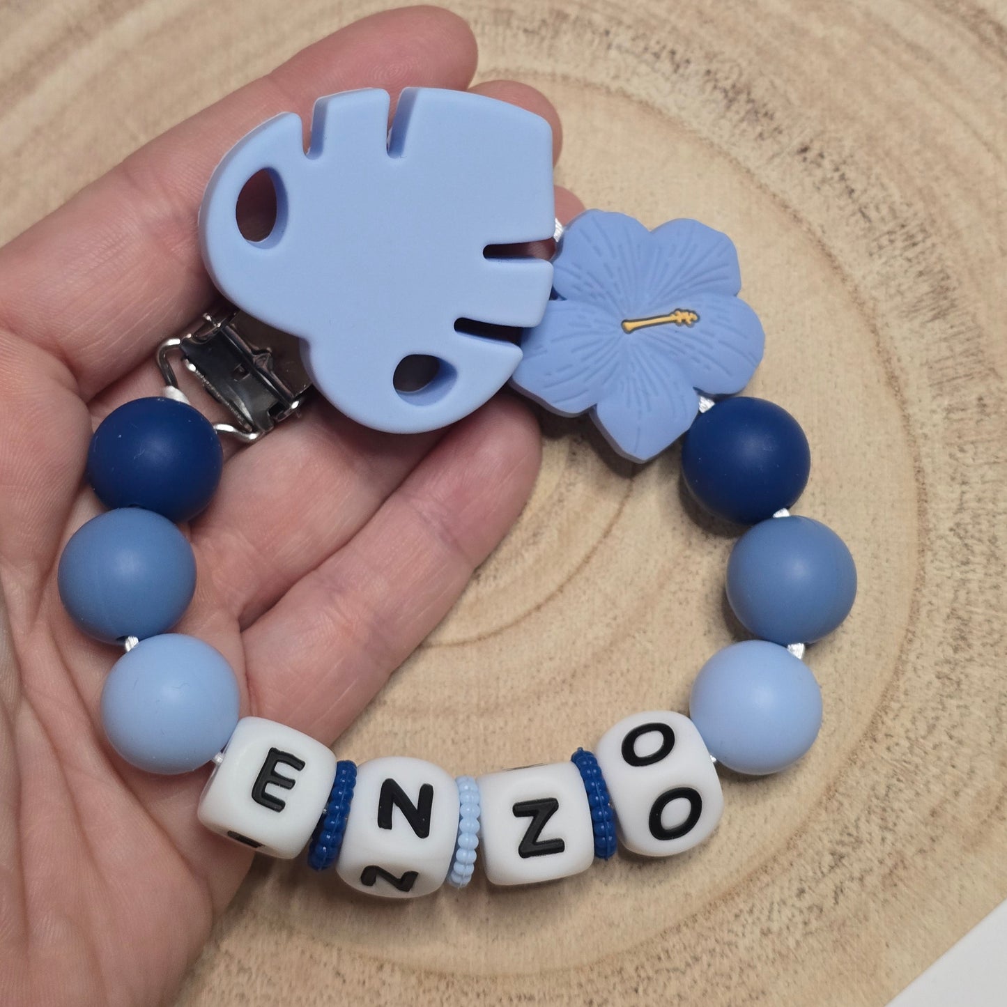 Attache-tétine personnalisée Modèle Enzo Fleur azur