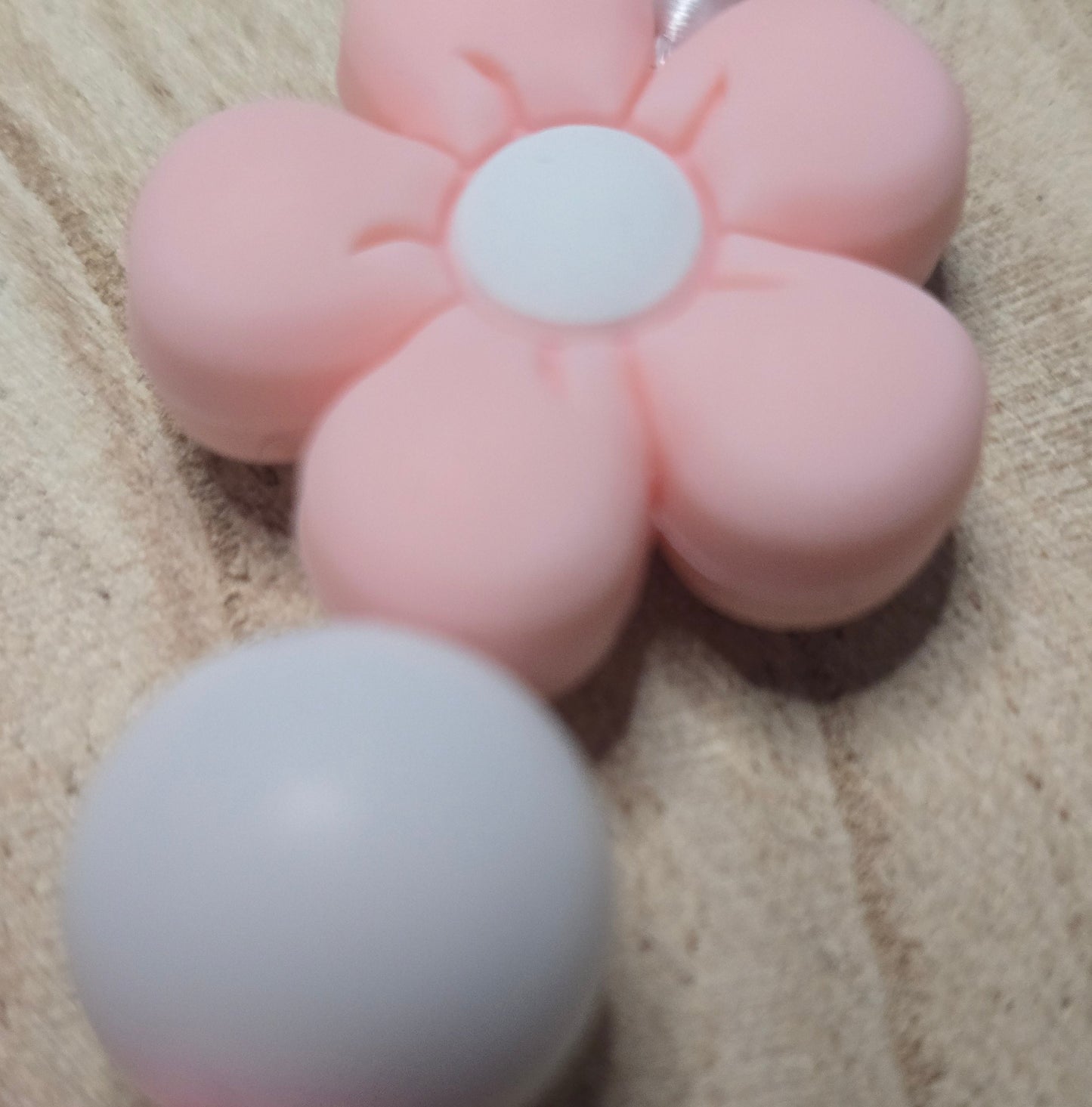 Attache-tétine personnalisée Modèle Emna fleur de printemps