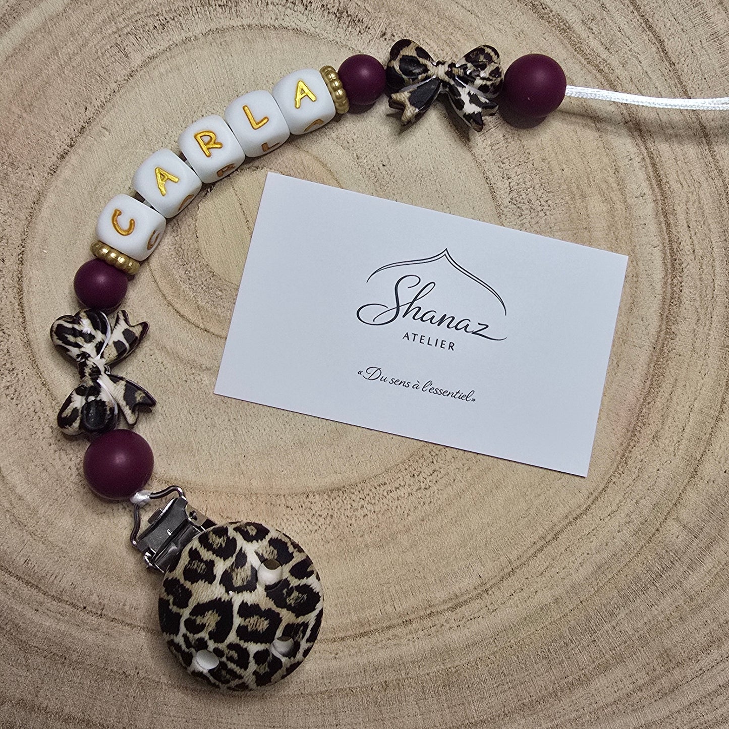 Attache-tétine personnalisée Modèle Carla léopard chic