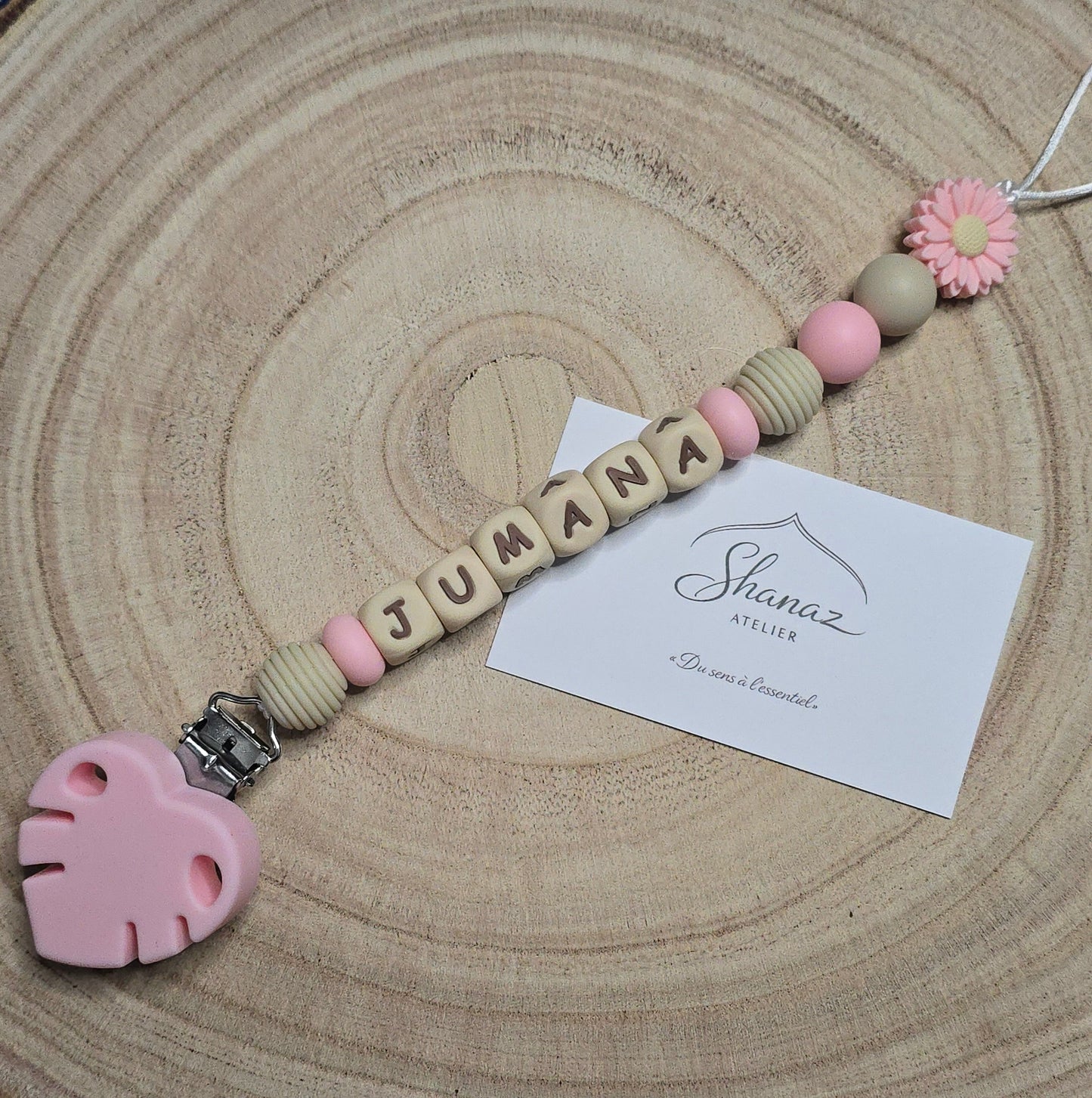 Attache-tétine personnalisée Modèle Jumana monstera rose