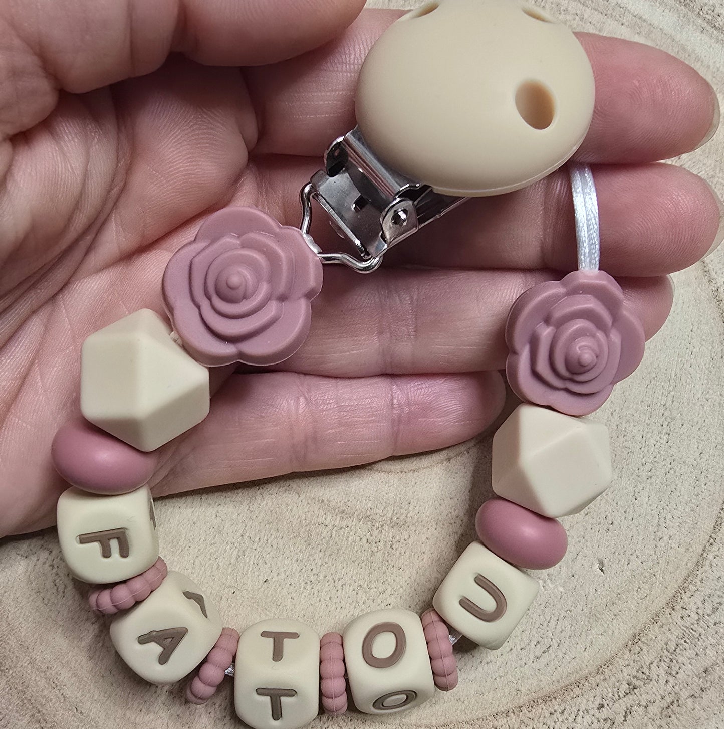 Attache-tétine personnalisée Modèle Fatou rose ancienne