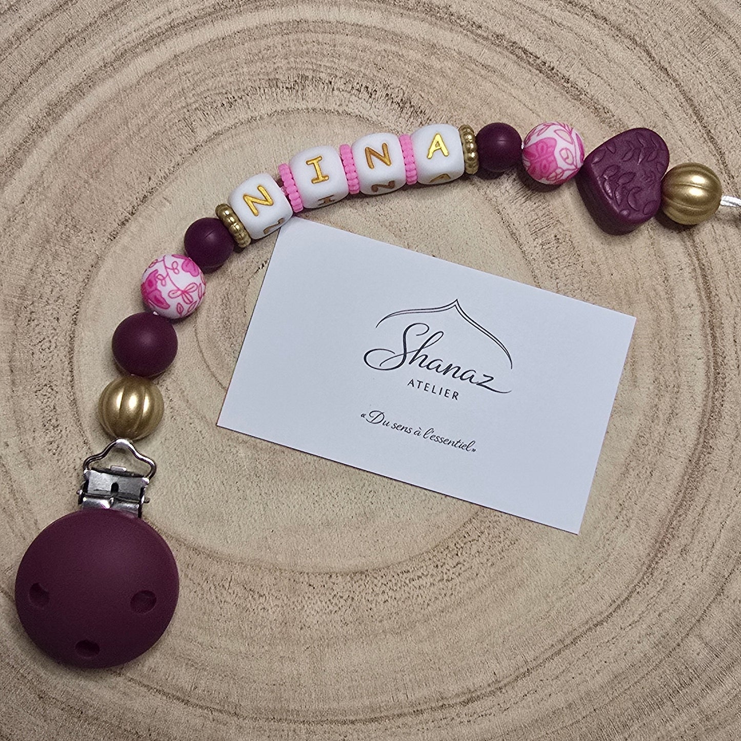 Attache-tétine personnalisée Modèle Nina prune dorée