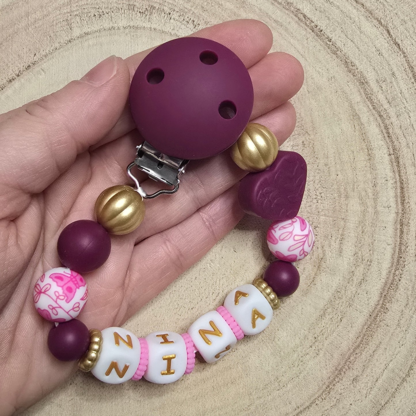 Attache-tétine personnalisée Modèle Nina prune dorée