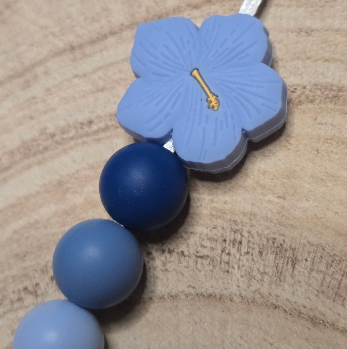 Attache-tétine personnalisée Modèle Enzo Fleur azur