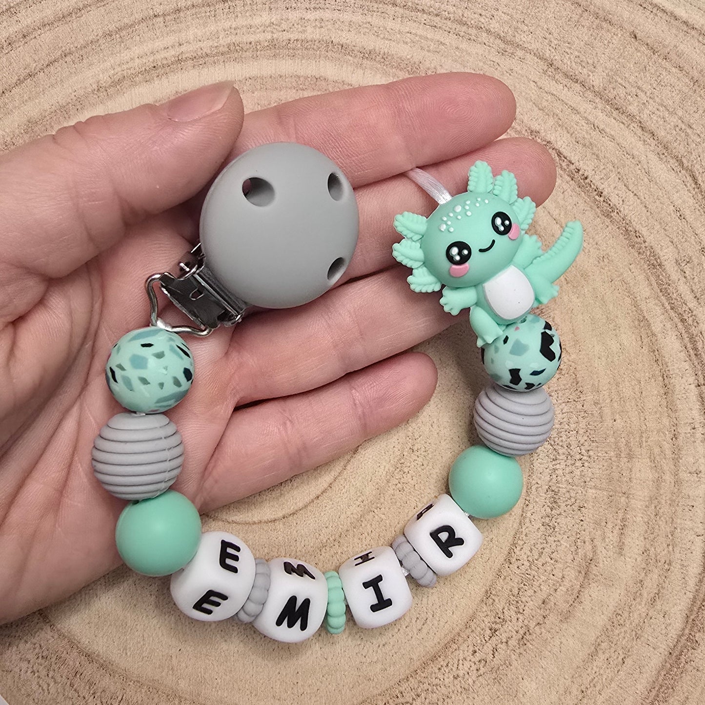 Attache-tétine personnalisée Modèle Emir Axolotl
