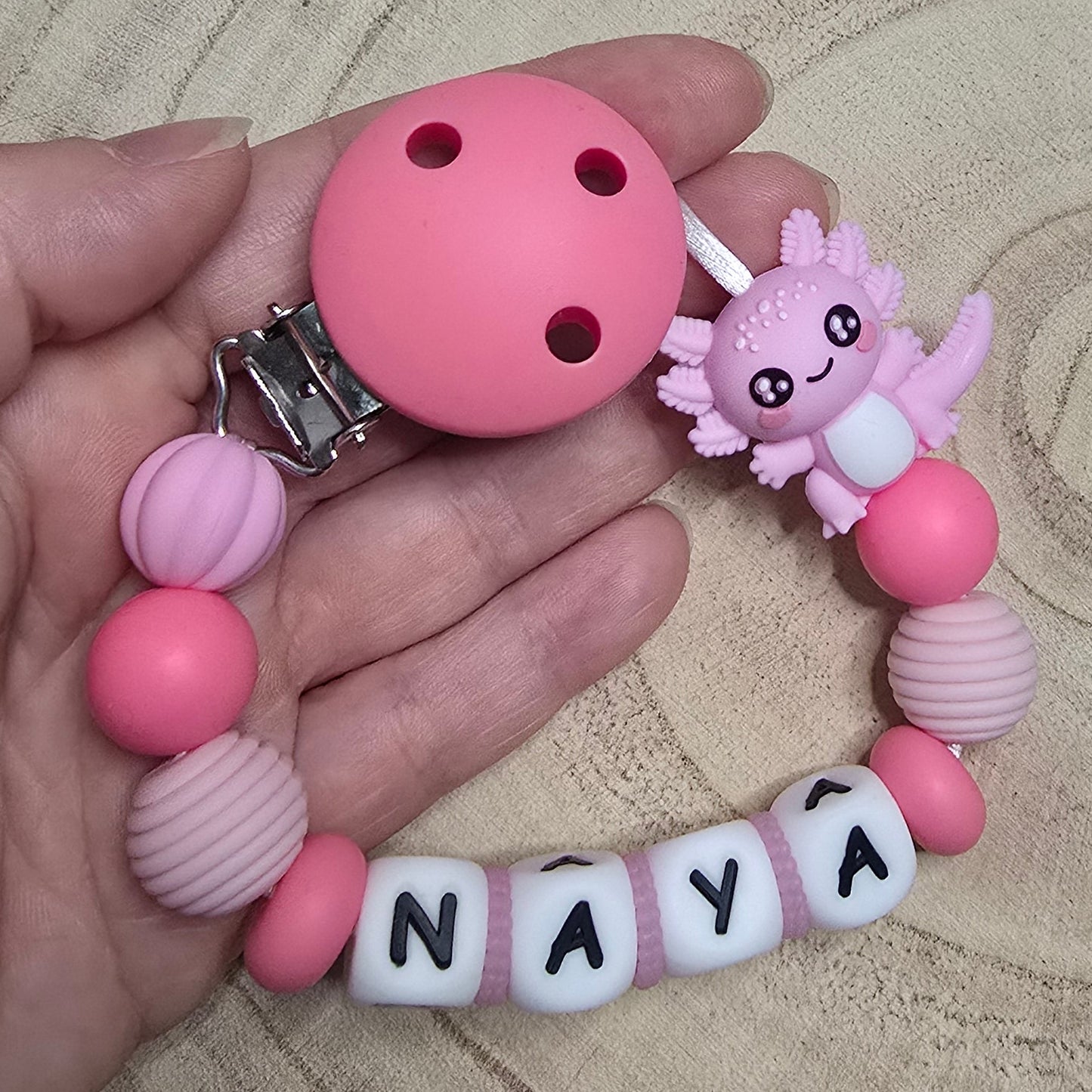 Attache-tétine personnalisée Modèle Naya Axolotl