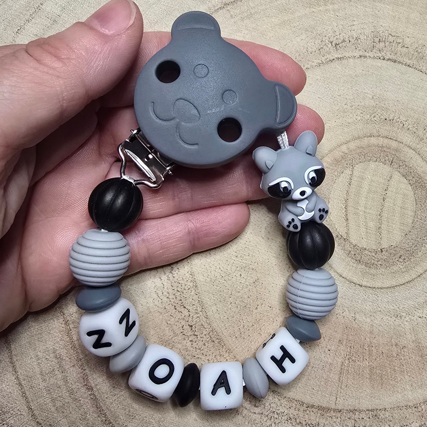 Attache-tétine personnalisée Modèle Noah Raton laveur
