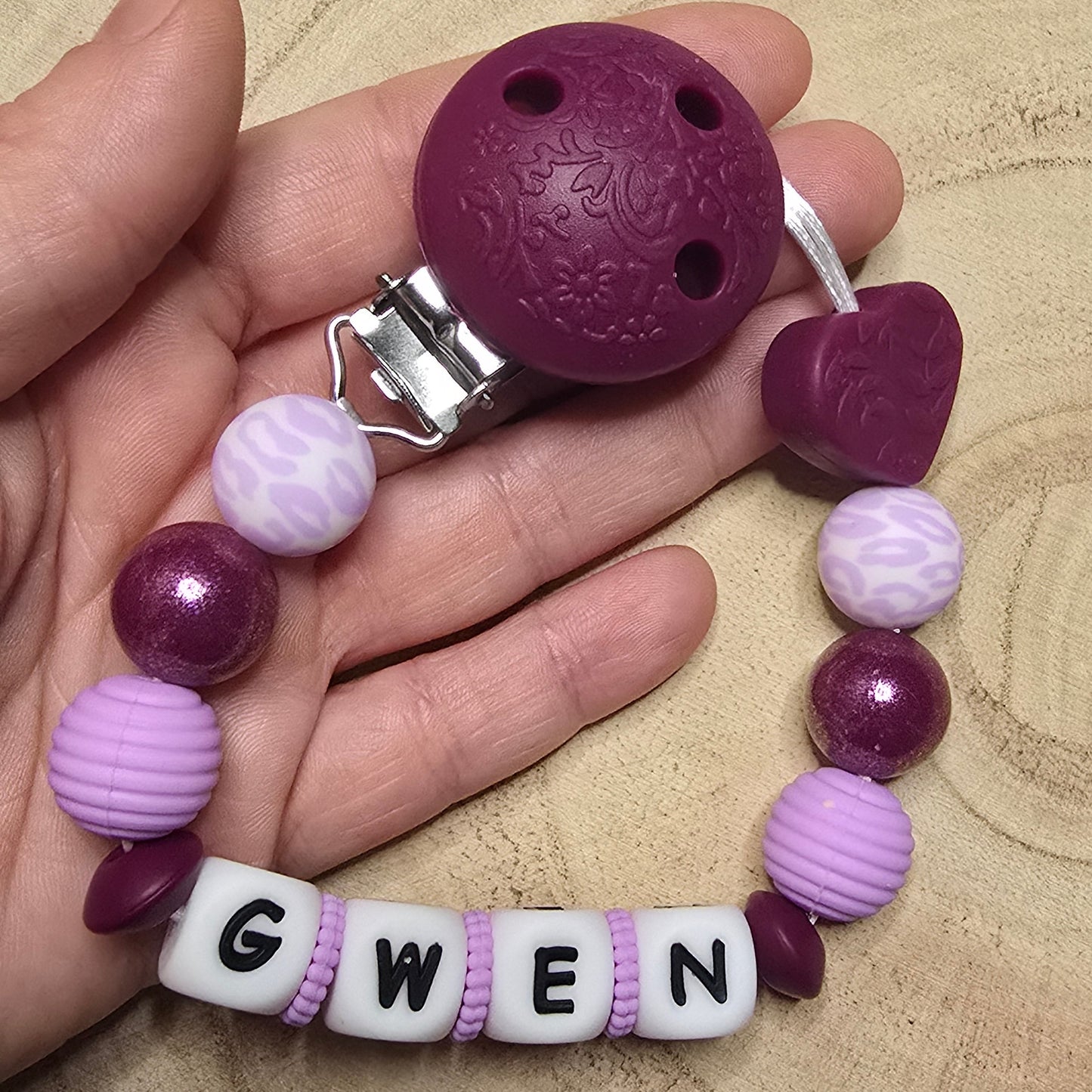 Attache-tétine personnalisée Modèle Gwen Harmonie violette