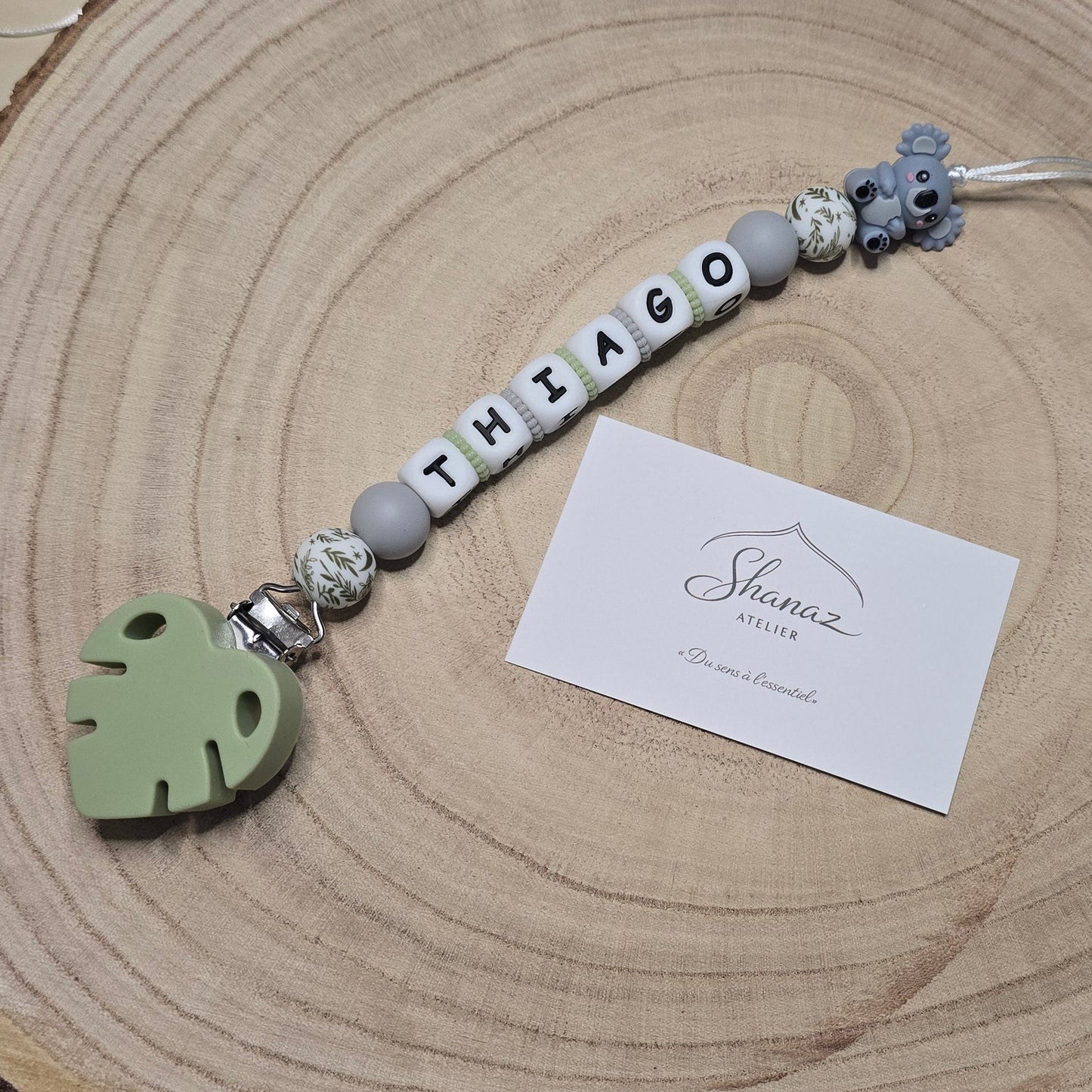 Attache-tétine personnalisée Modèle Thiago sur son eucalyptus