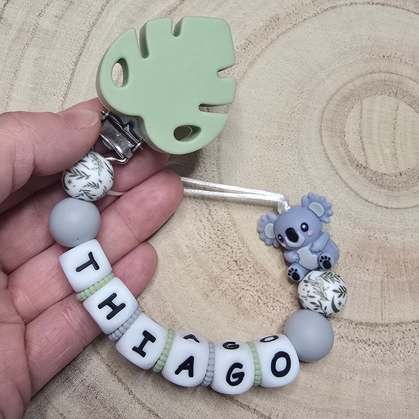 Attache-tétine personnalisée Modèle Thiago sur son eucalyptus