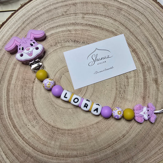 Attache-tétine personnalisée Modèle Lora Lapin champêtre