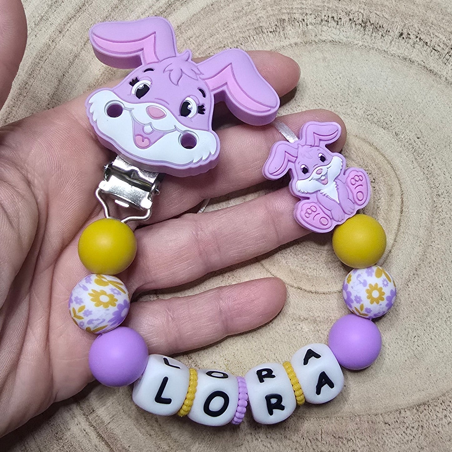 Attache-tétine personnalisée Modèle Lora Lapin champêtre