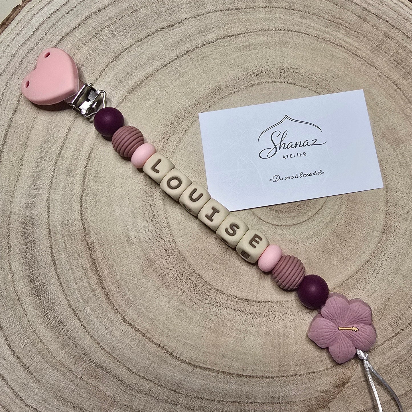 Attache-tétine personnalisée Modèle Louise Hibiscus poudré