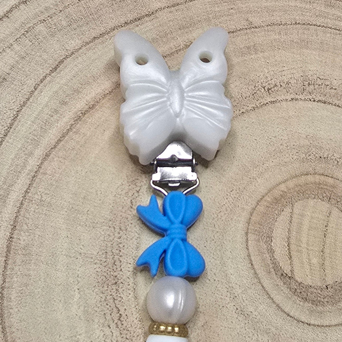Attache-tétine personnalisée Modèle Azzura Papillon nacré