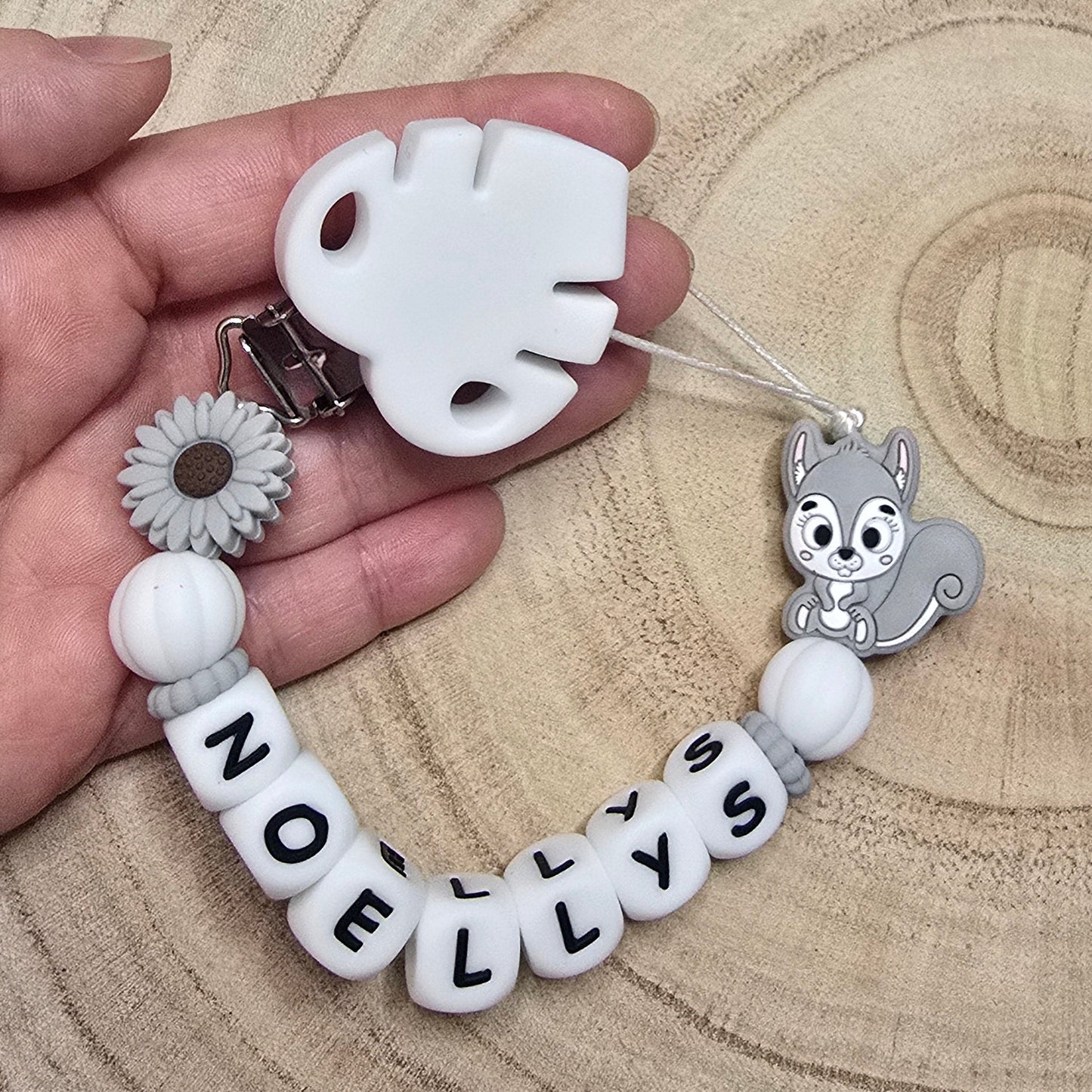 Attache-tétine personnalisée Modèle Noellys Écureuil fleuri