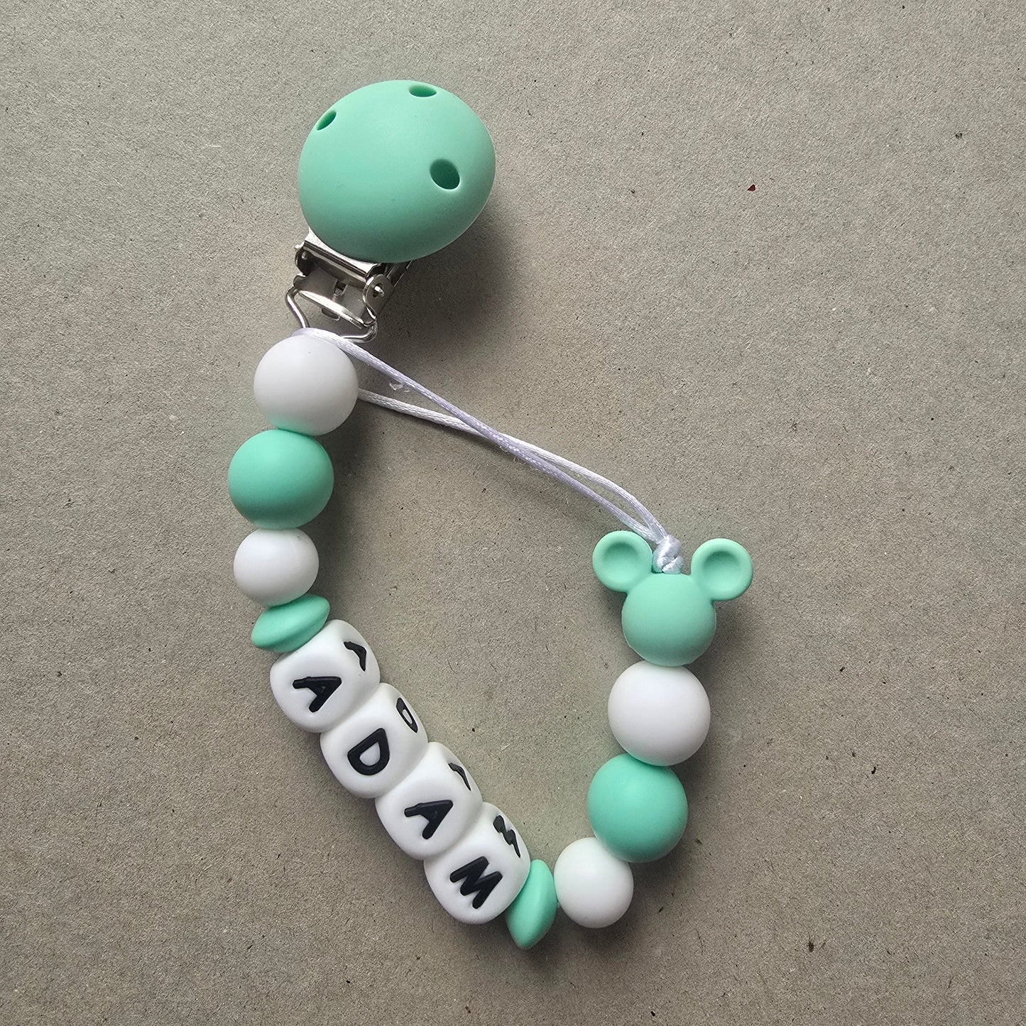 Attache-tétine personnalisée Adam Souris coloris Menthe douce avec prénom, vue complète du modèle Shanaz Atelier