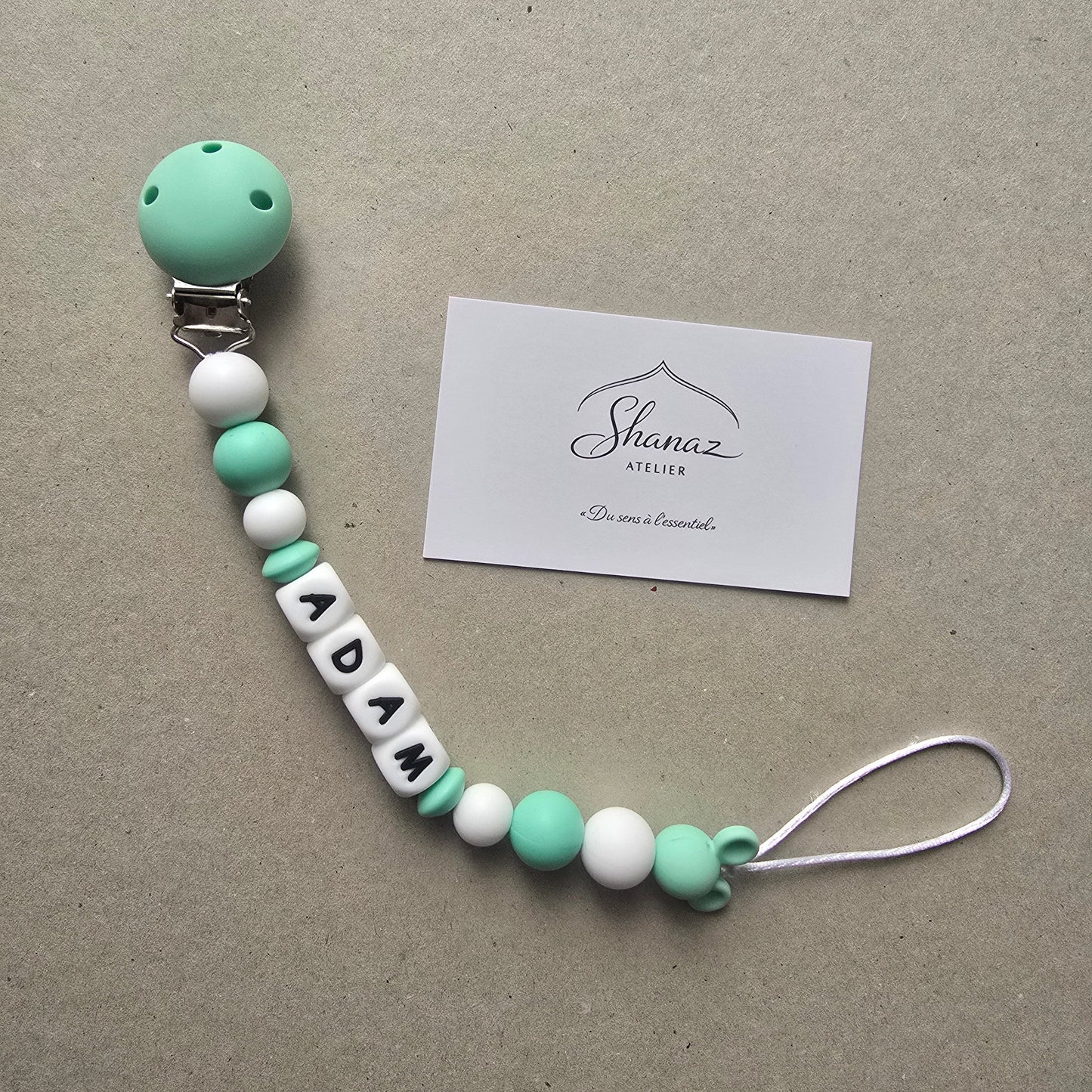 Attache-tétine personnalisée Adam Souris Menthe douce avec prénom, en silicone alimentaire, cadeau naissance Shanaz Atelier