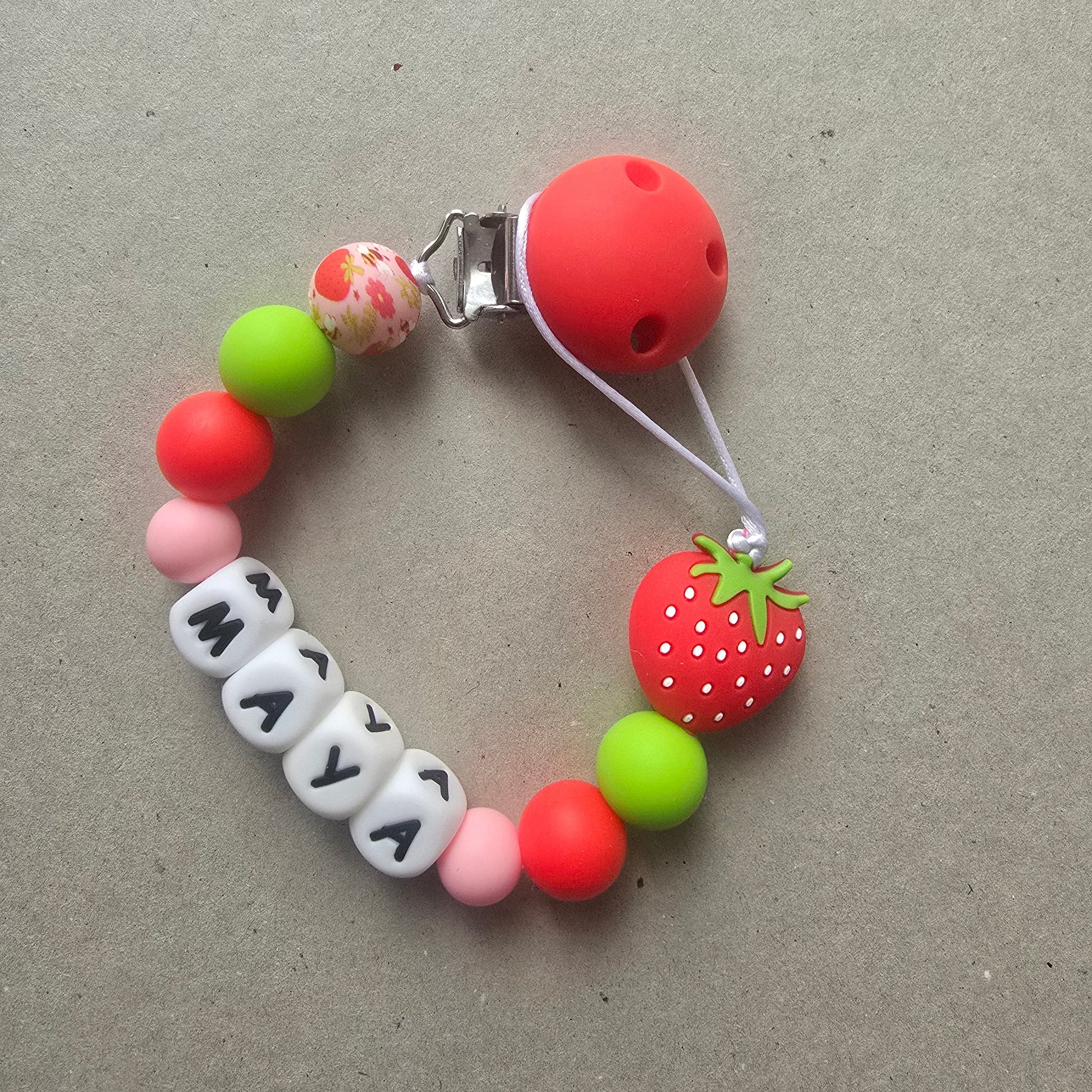 Vue détaillée du modèle Maya Fraise avec perle fraise et perles silicone alimentaires