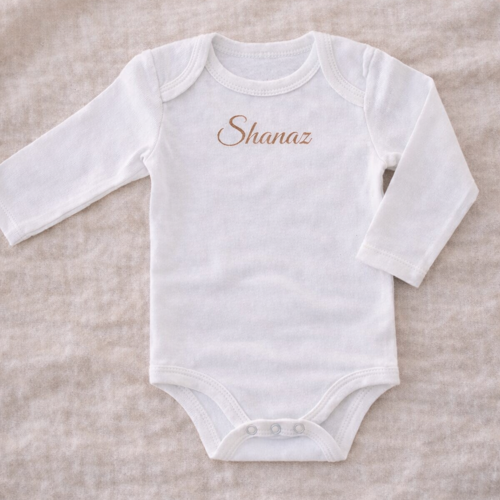 Body bébé personnalisé avec prénom en flocage cappuccino sur body blanc manches longues, coton doux, idée cadeau naissance personnalisé