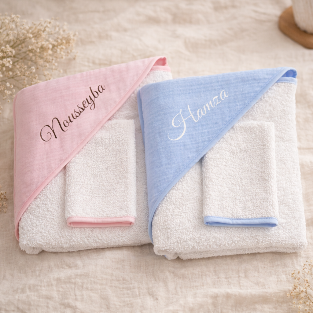 capes-bain-bebe-personnalisees-rose-bleu-pliees-avec-gants