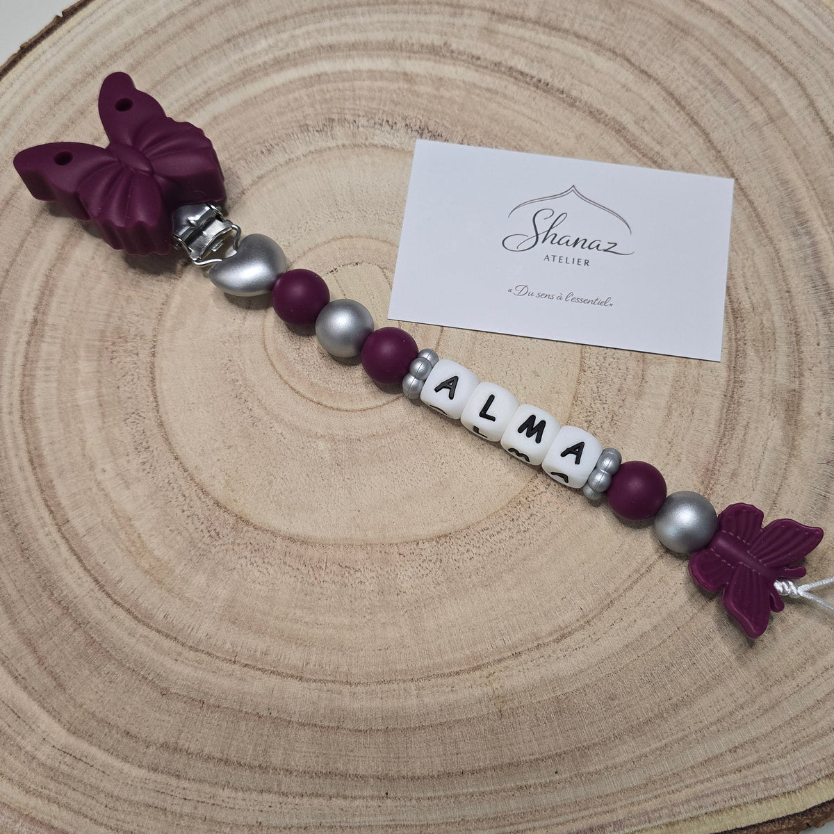 Attache-tétine personnalisée Modèle Alma Papillon prune et argent