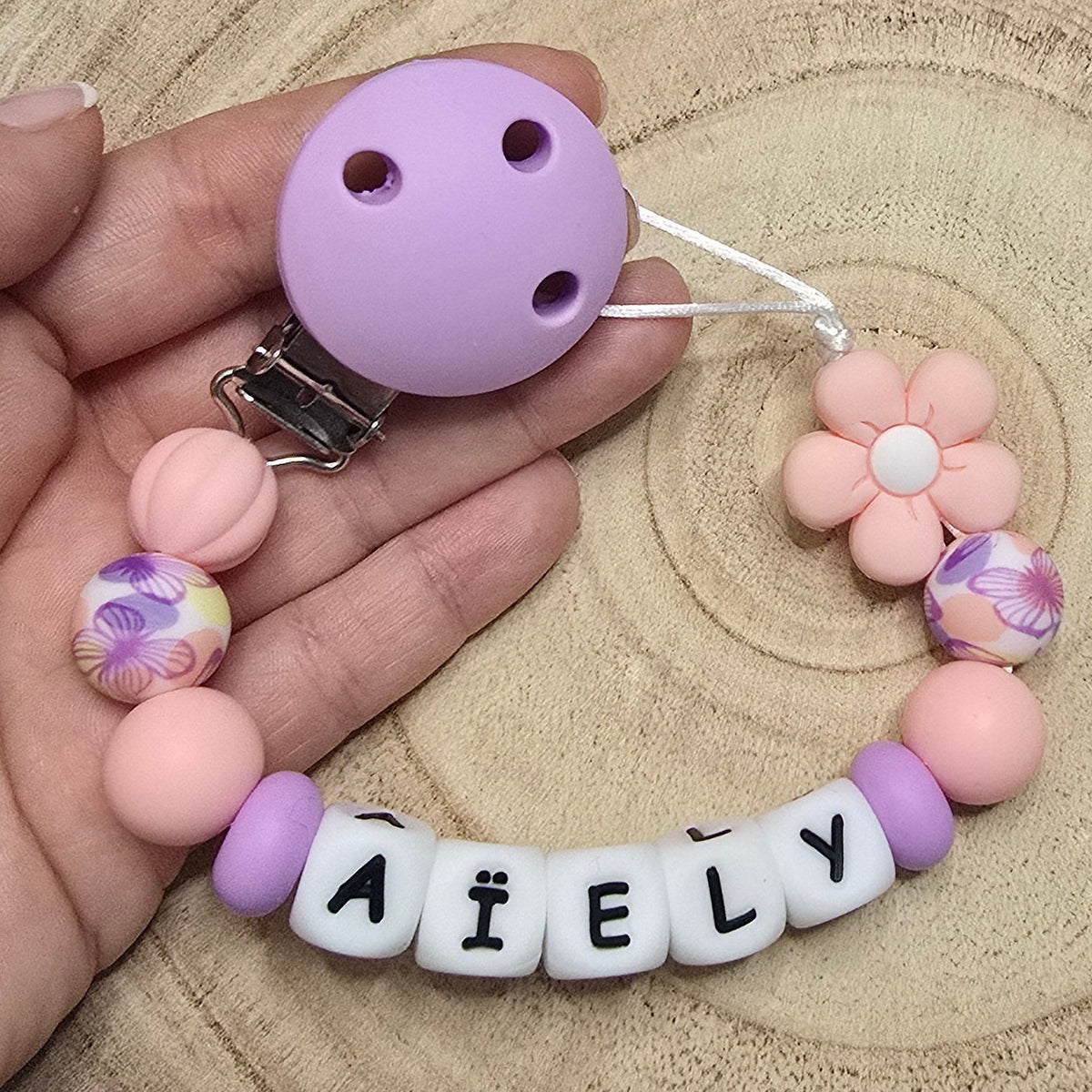 Attache-tétine personnalisée Modèle Aïely Fleur