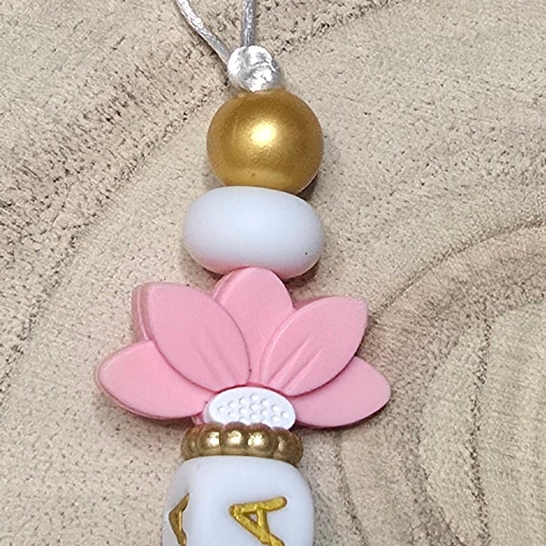 Attache-tétine personnalisée Modèle Camilia Lotus roses