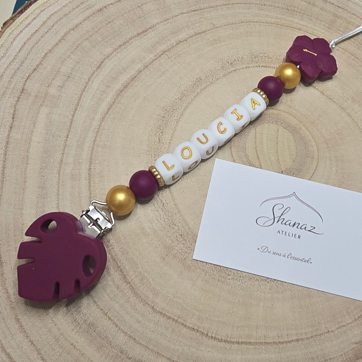 Attache-tétine personnalisée Modèle Loucia Hibiscus prune