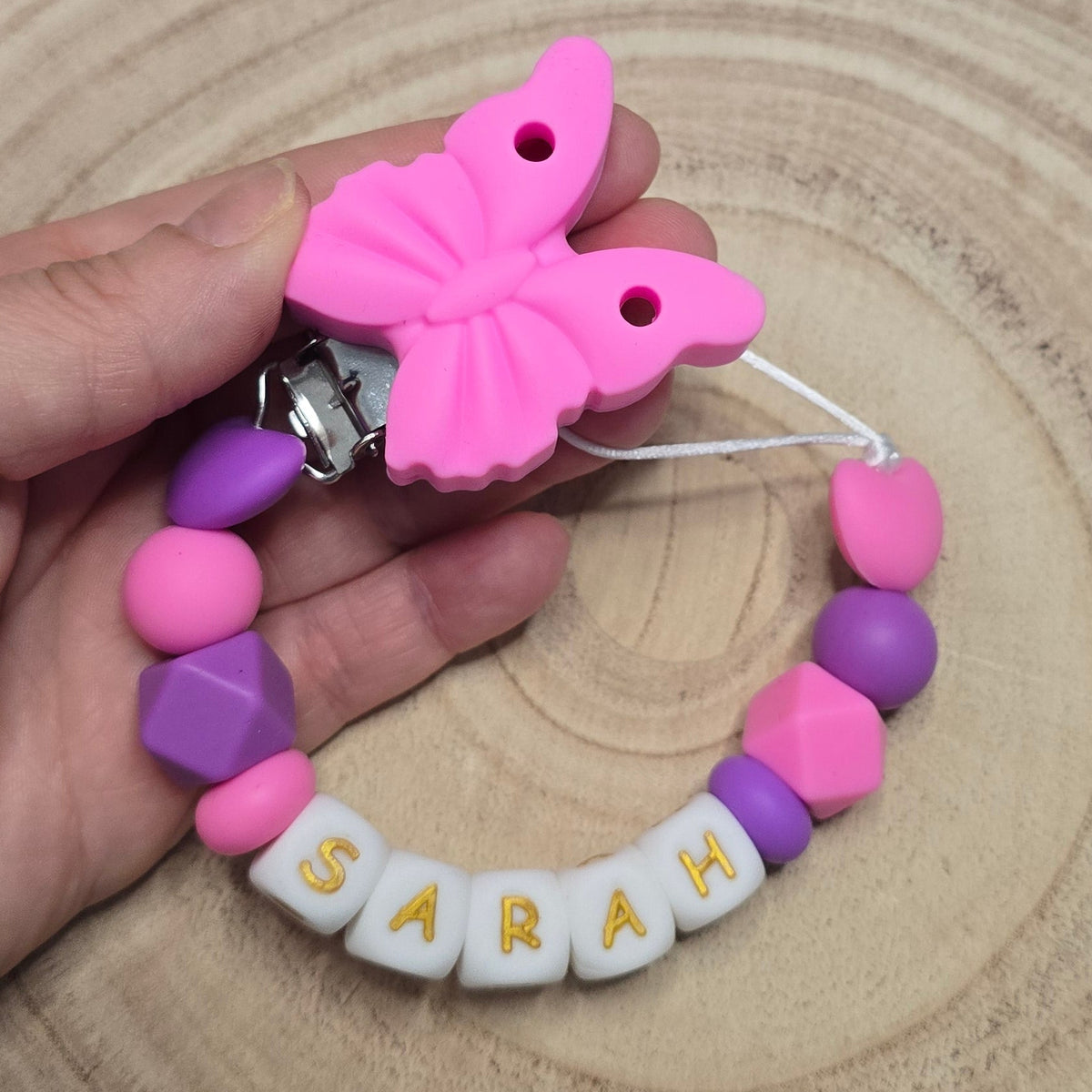 Attache-tétine personnalisée Modèle Sarah Papillon et coeurs