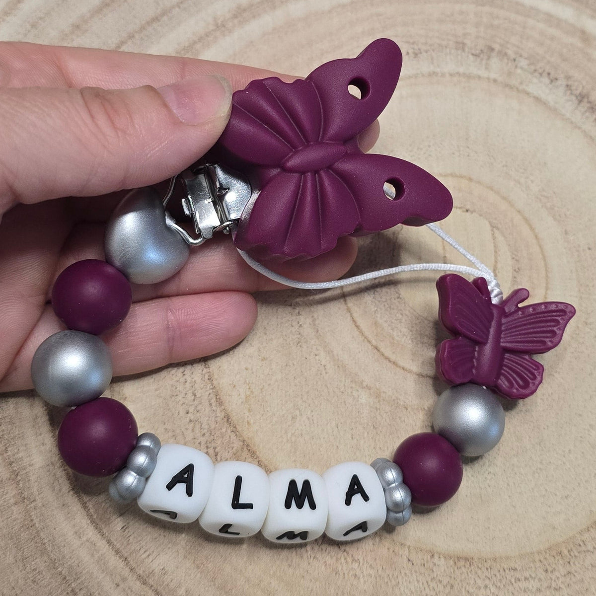Attache-tétine personnalisée Modèle Alma Papillon prune et argent