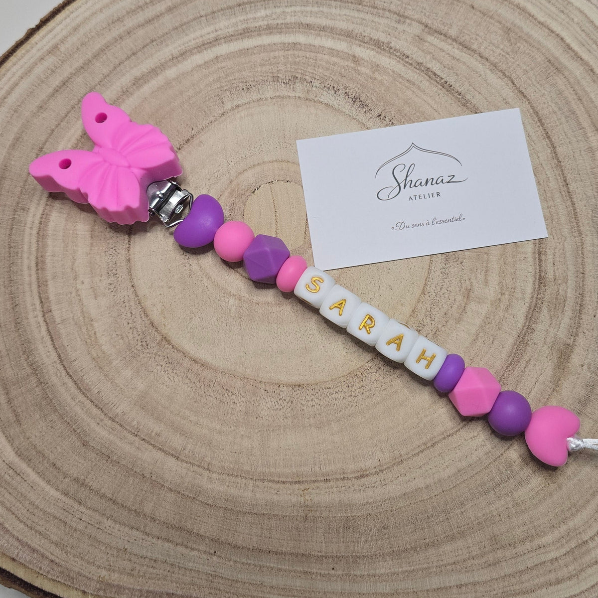 Attache-tétine personnalisée Modèle Sarah Papillon et coeurs