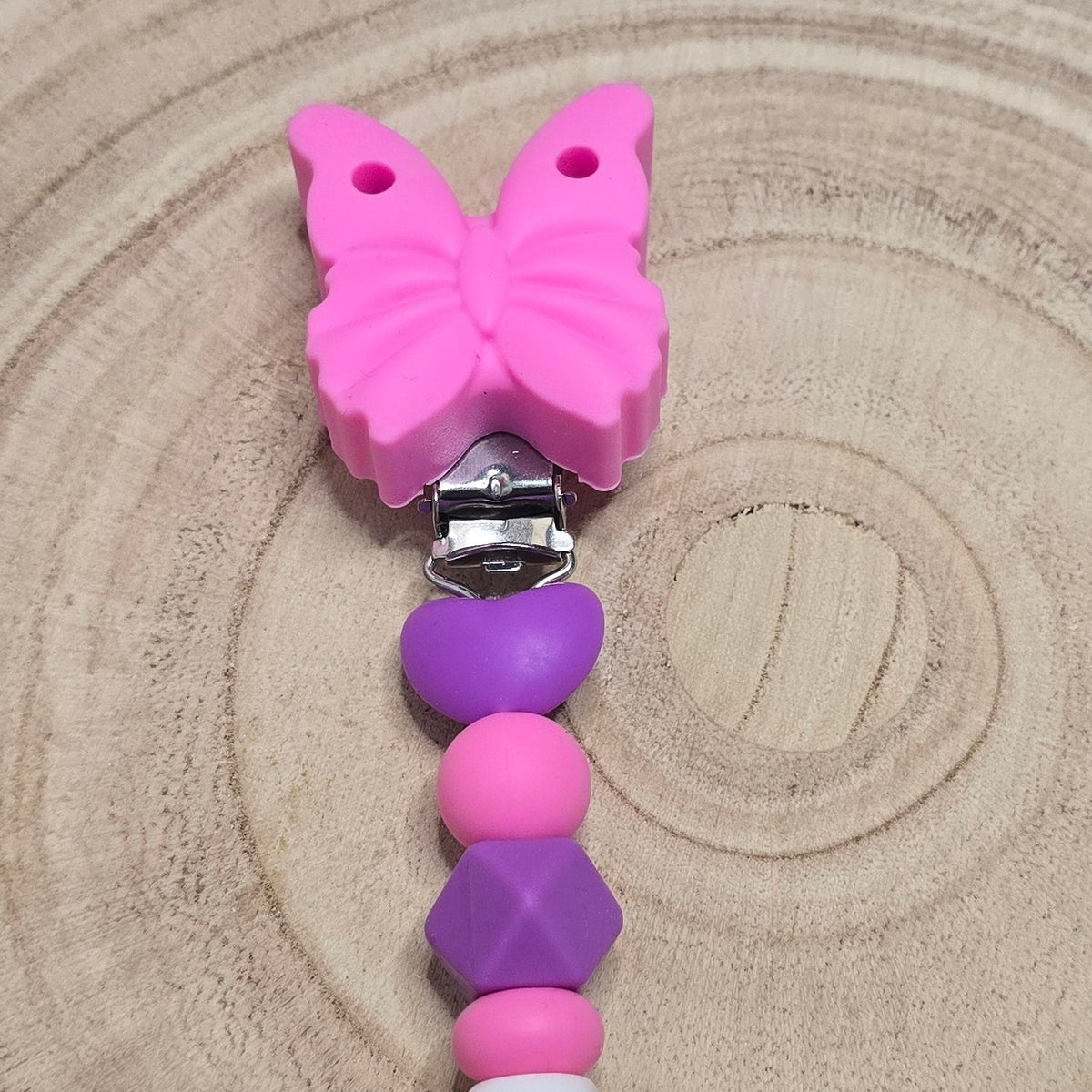 Attache-tétine personnalisée Modèle Sarah Papillon et coeurs