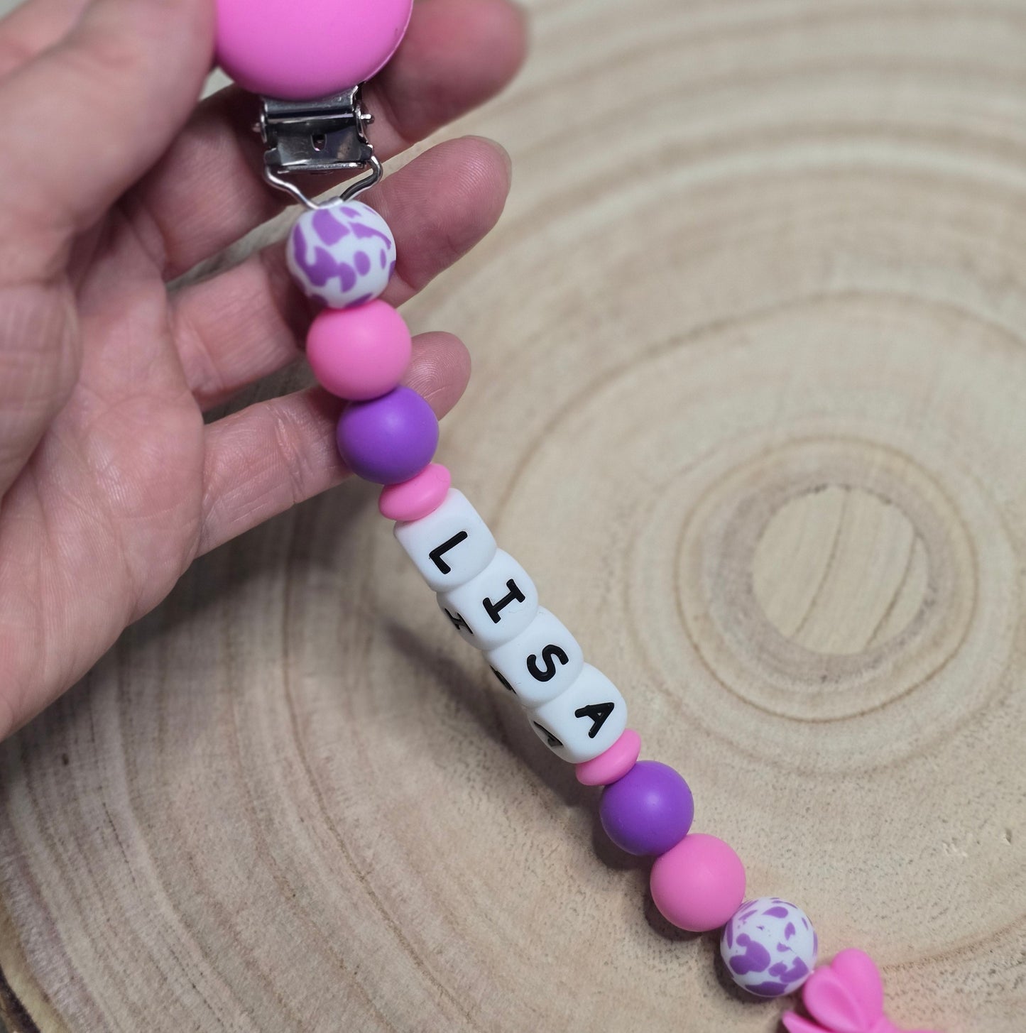 Attache-tétine personnalisée Modèle Lisa rose et violet