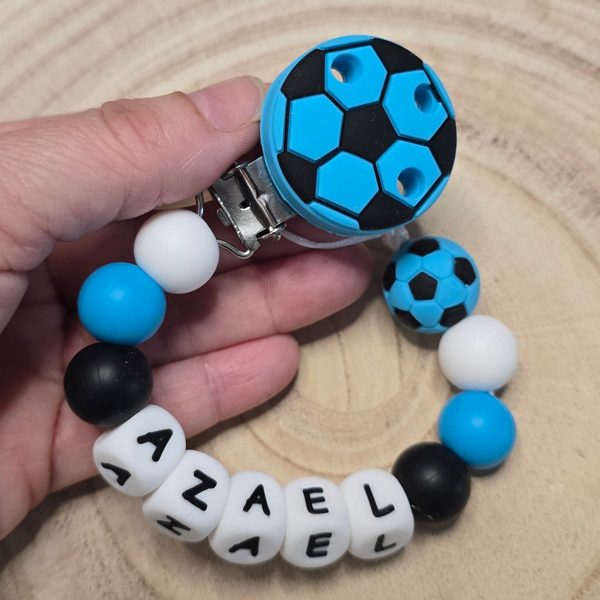 Attache-tétine personnalisée Modèle Azael Football bleu