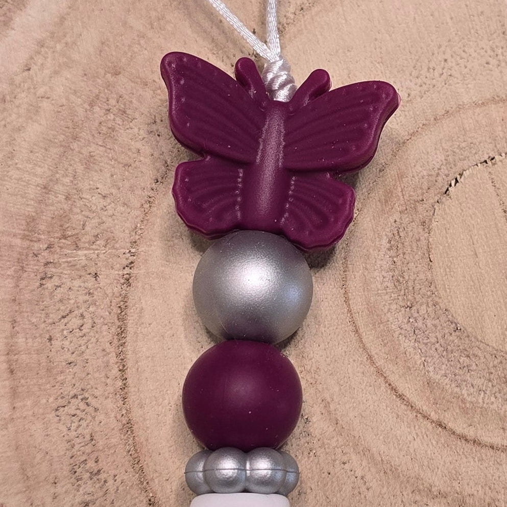Attache-tétine personnalisée Modèle Alma Papillon prune et argent